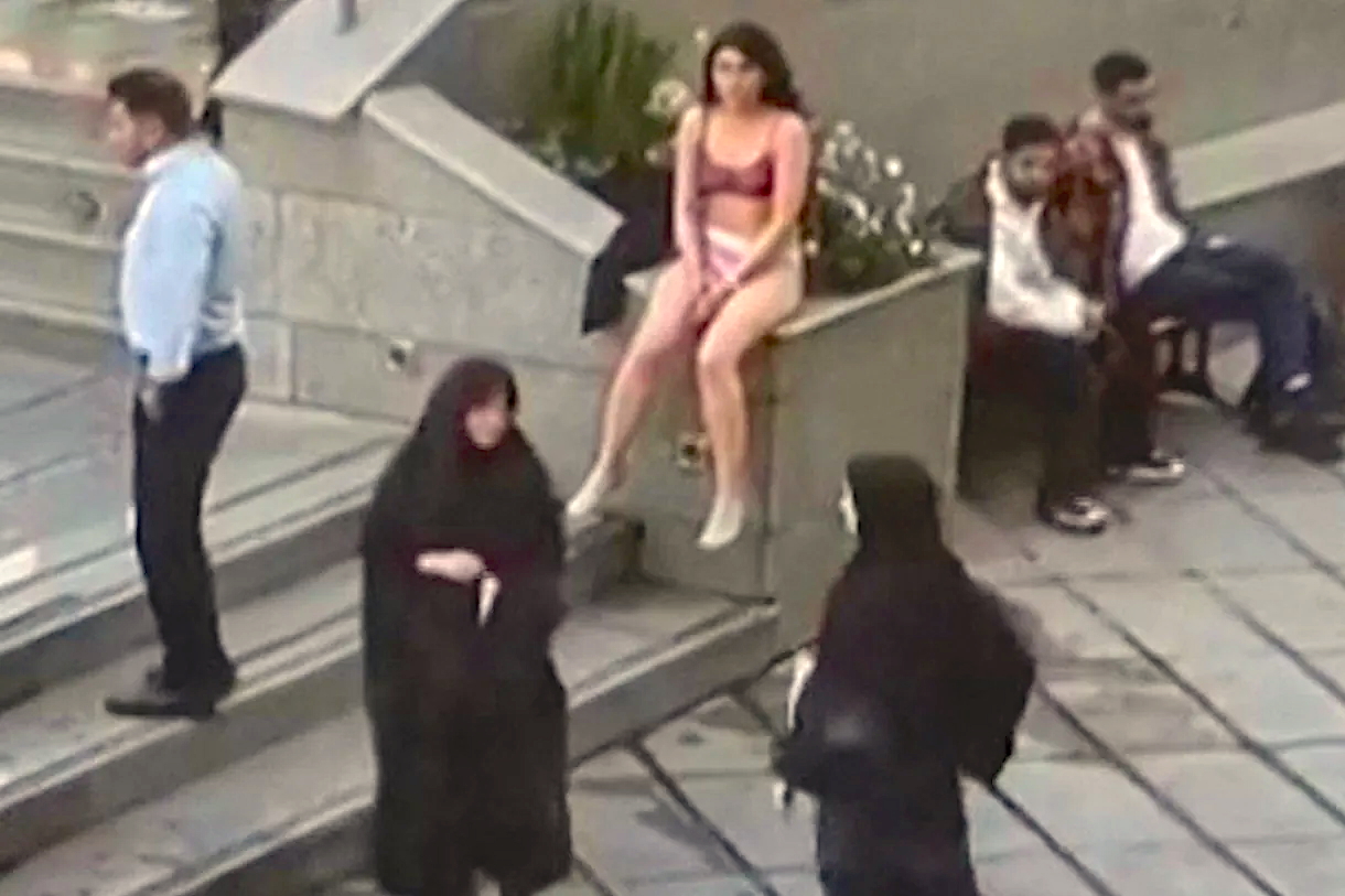 La studentessa iraniana Ahou Daryaei è tornata in libertà